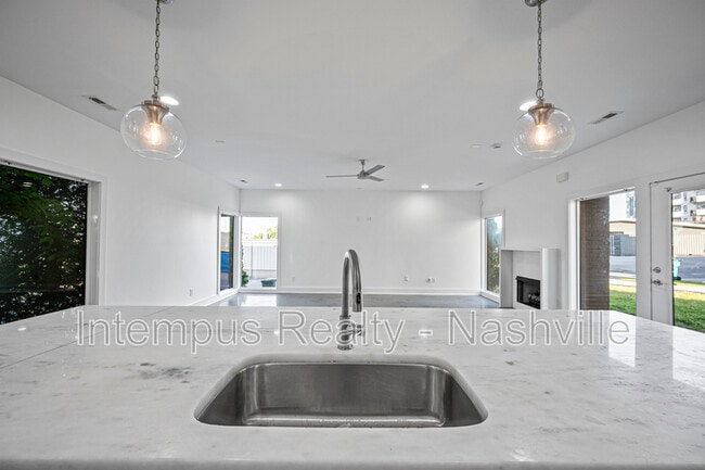 Building Photo - 962 9th Ave S