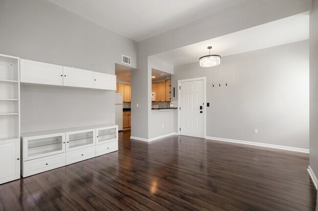 Foto del edificio - Starter 2 Bedroom with Dedicated Parking Space