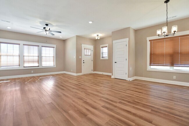 Building Photo - Pet Friendly Three Bedroom!