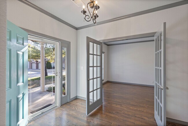 Foto del edificio - Luxury Living in a Gated Community