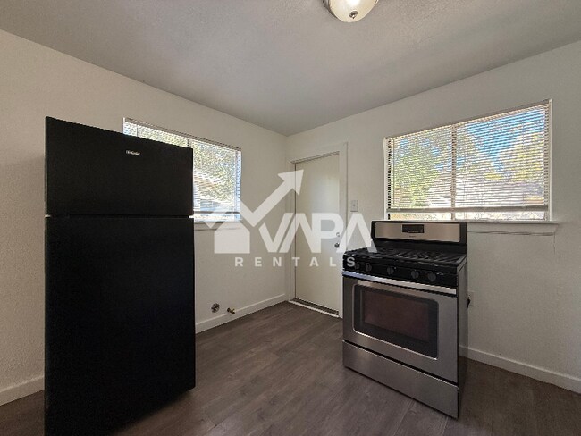 Foto del edificio - 135 E Burcham Ave