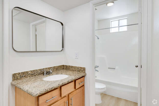 1BR, 1BA - 747SF - Baño - The Viridian Apartments