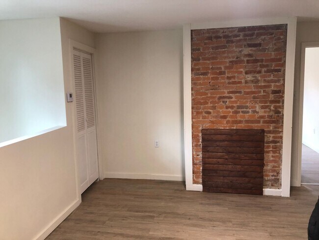 Building Photo - 606 Soles St