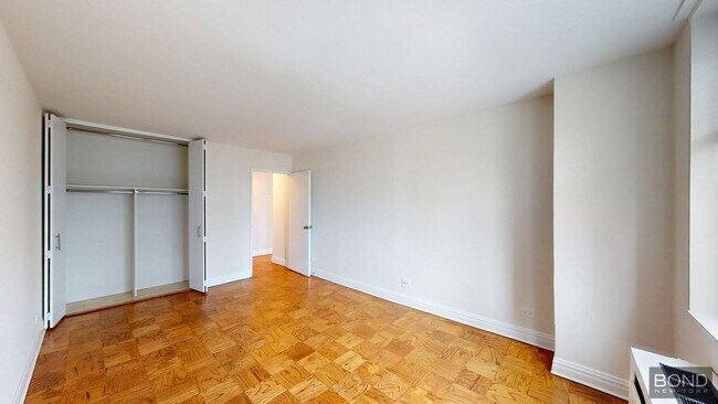 Building Photo - 400 E 71st St