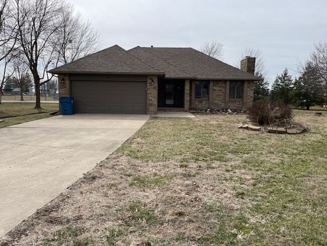 Building Photo - ALL BRICK HOME IN NIXA Located in McCroske...