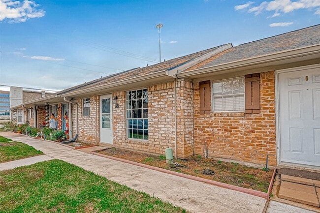 Building Photo - 1110 W Tri Oaks Ln