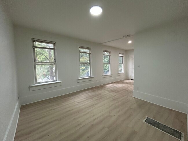 Foto del edificio - 2301 N Leavitt St