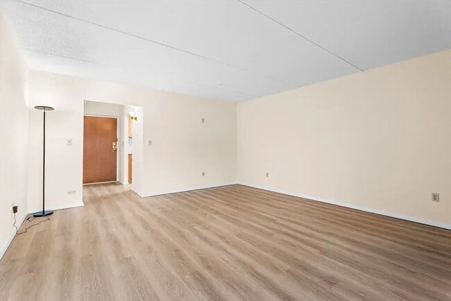Building Photo - "Spacious 1-Bedroom Retreat with Gleaming Hardwood Floors in Chestnut Hill"