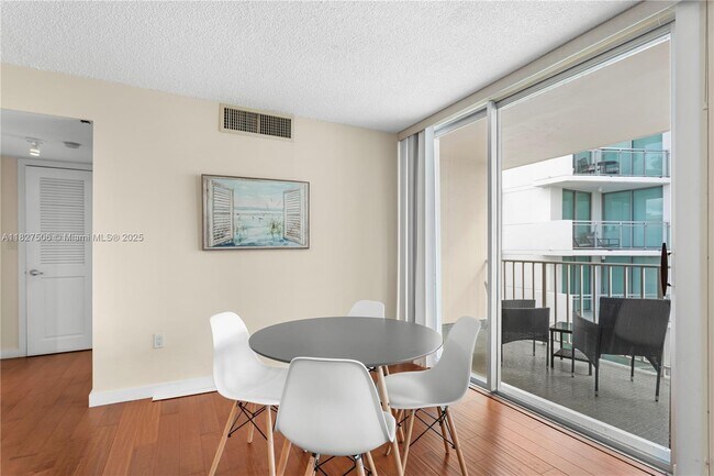 Foto del edificio - 9440 W Bay Harbor Dr