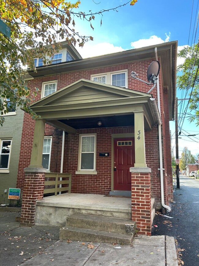 Foto del edificio - Beautiful 3 Bedroom End of Row Townhome in...
