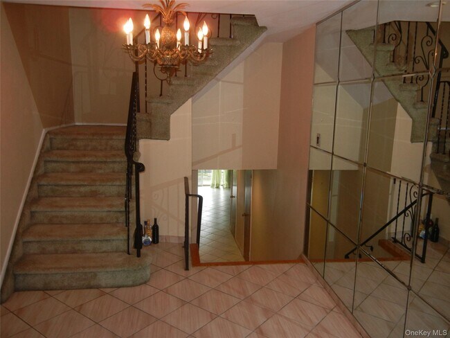 Foto del edificio - 57-04 Cloverdale Blvd