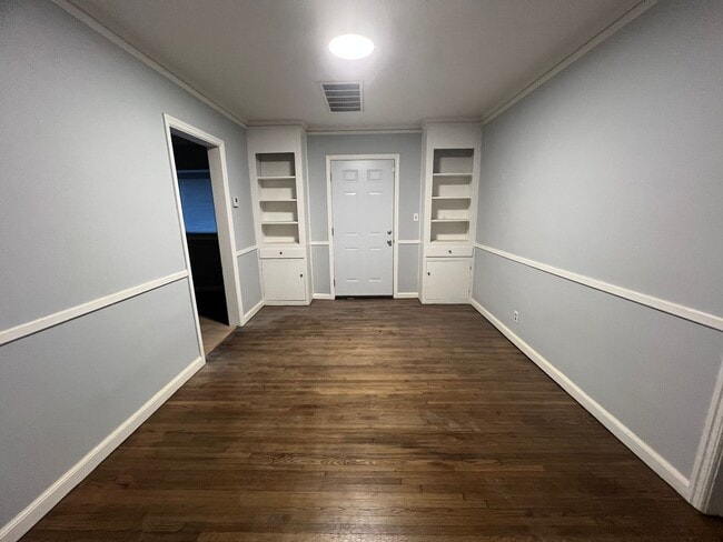 Building Photo - Gorgeous Fully Renovated 4 bedroom 1 bath ...