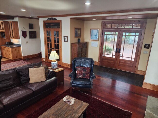 Building Photo - Fully Furnished Lakefront Home