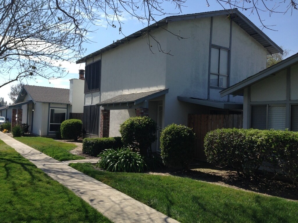 Primary Photo - Nice townhome located in a gated community