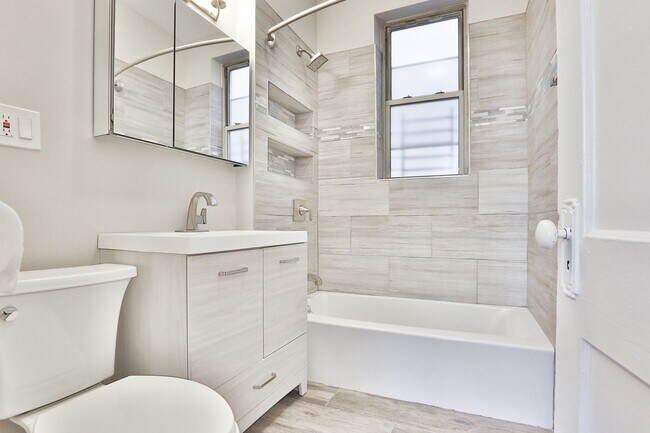 Foto del edificio - Affordable 2Bed/1bath in Wicker Park!  FREE Laundry!  FREE Internet!  Huge Private Deck!