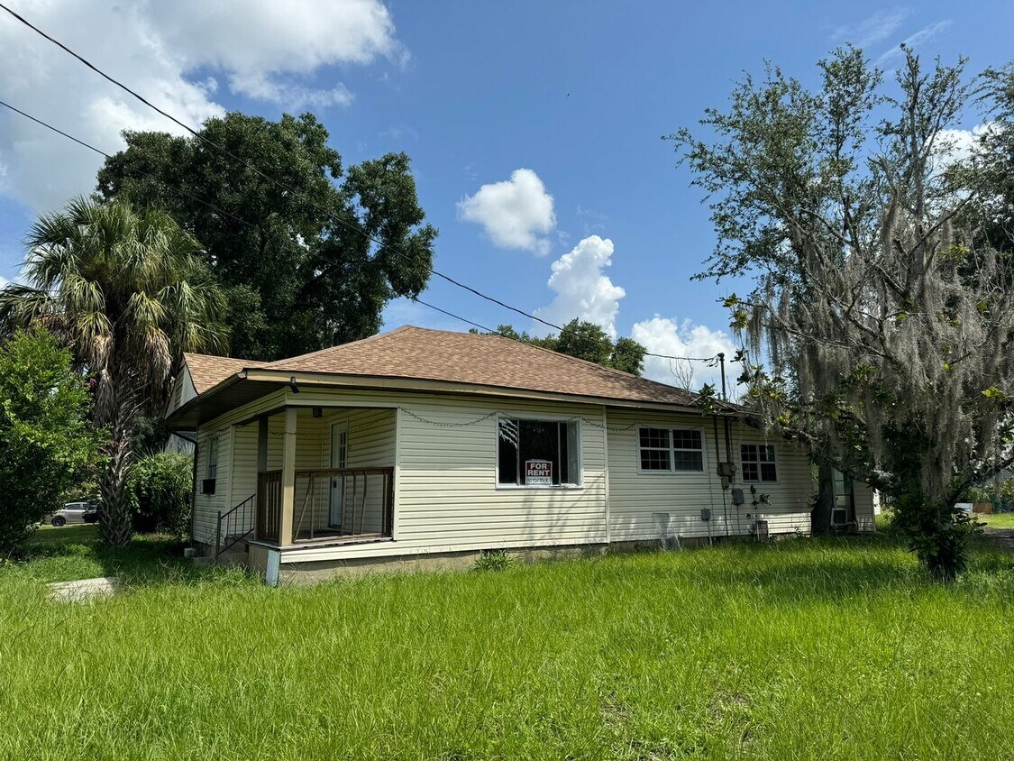 Foto principal - 3BR/2BA Zephyrhills Home with 2 Sheds, Lar...