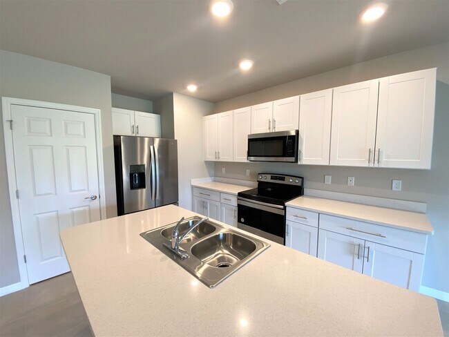Building Photo - ** MEADOWOOD ** 3 BED / 2.5 BATH - TOWNHOM...