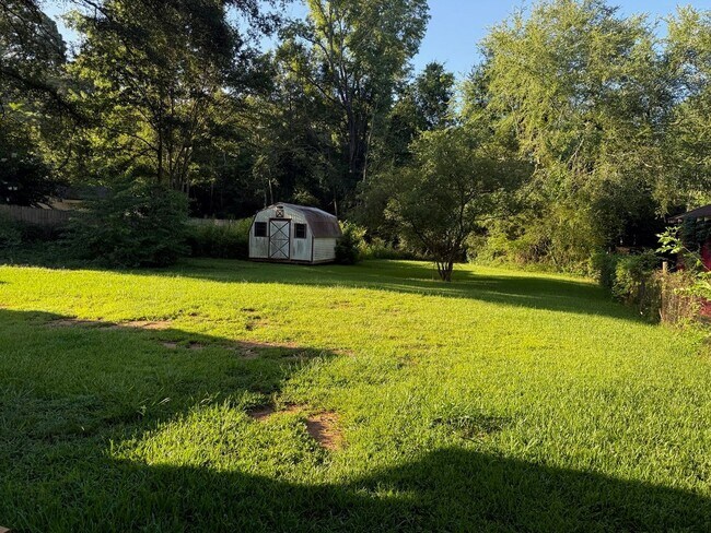 Building Photo - Charming 4 Bedroom Home located in Histori...