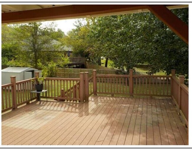 Building Photo - 617 Sutherland Dr
