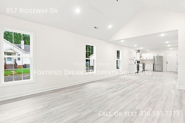 Building Photo - 857 Ridgeway Dr