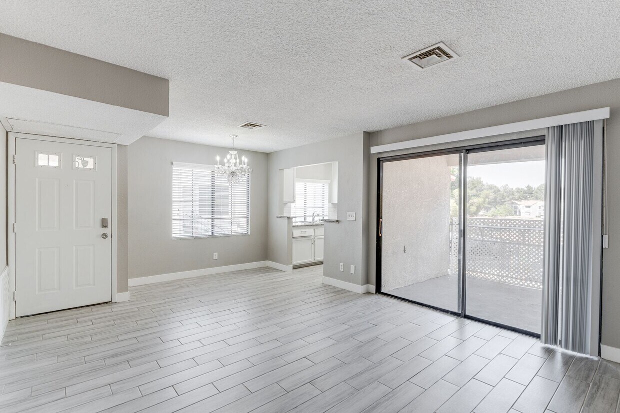 Foto principal - Stylish Upstairs Condo with Dual Primary S...