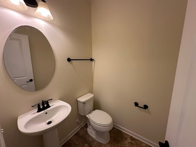 Building Photo - Charming 3BR 2.5BA Home Within Walking Dis...