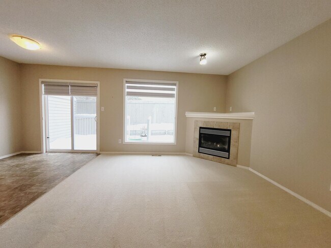 Photo du bâtiment - 380 Silver Berry Rd NW