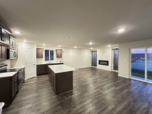 Building Photo - Stylish 4 Bedroom Home