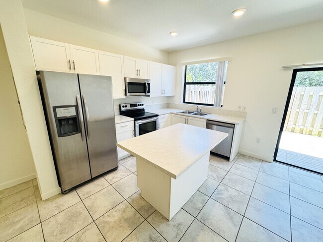 Foto del edificio - 408 NE 208th Terrace