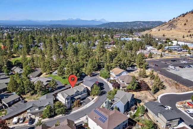 Building Photo - Huge home, recent upgrades!  Like new!