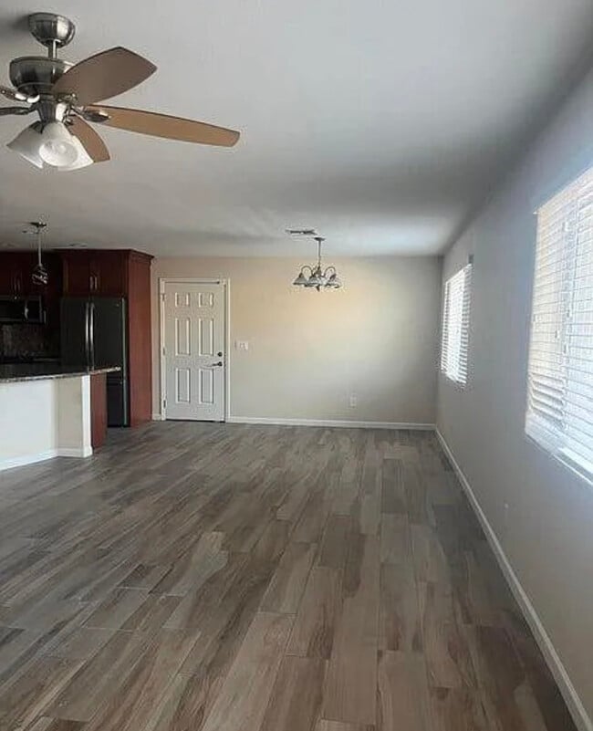 Foto del edificio - 7627 E 4th St