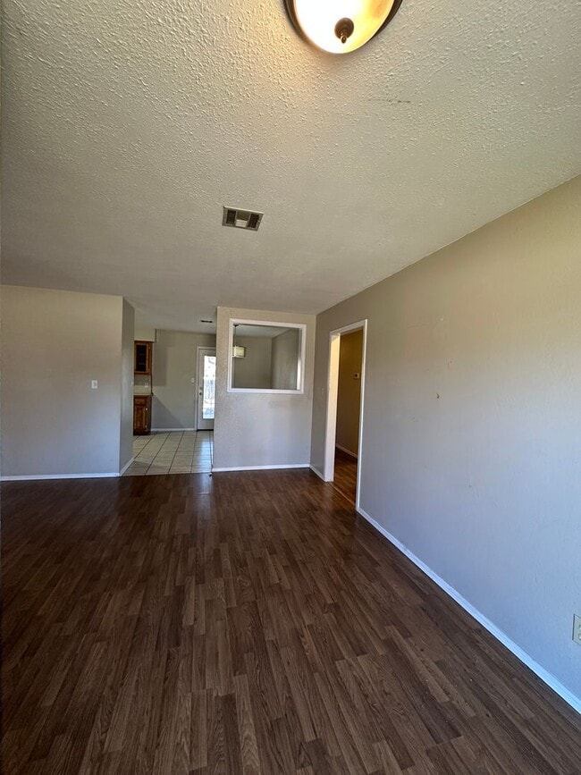 Building Photo - 1625.00 Move-In-Special