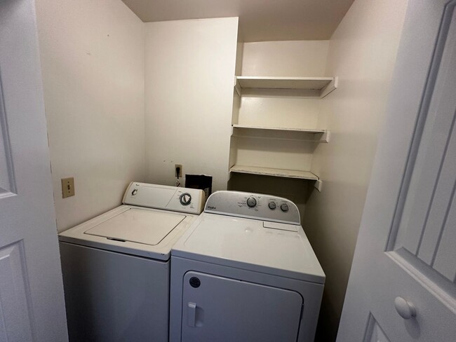 Building Photo - 1495 Sandy Cir
