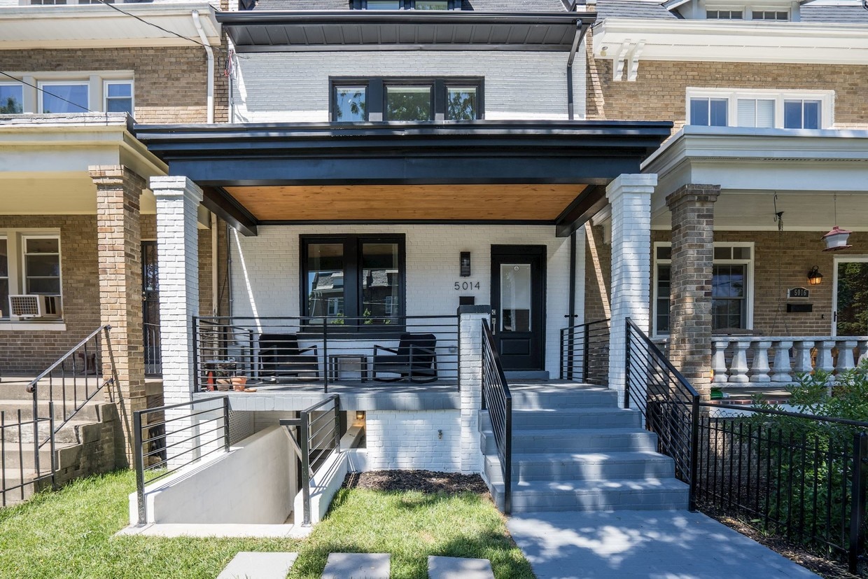 Private Front BASEMENT Entrance - 5014 9th St NW