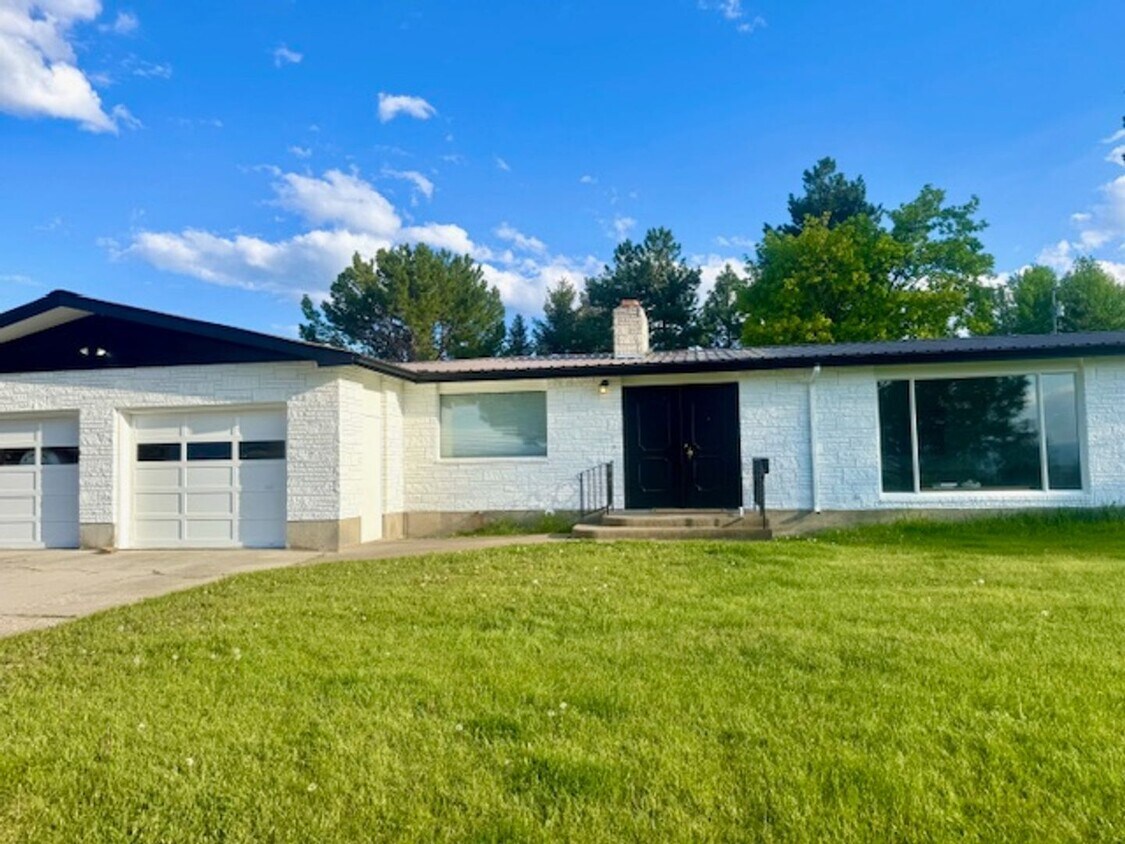 Primary Photo - Very Large Ranch Style on South Hills