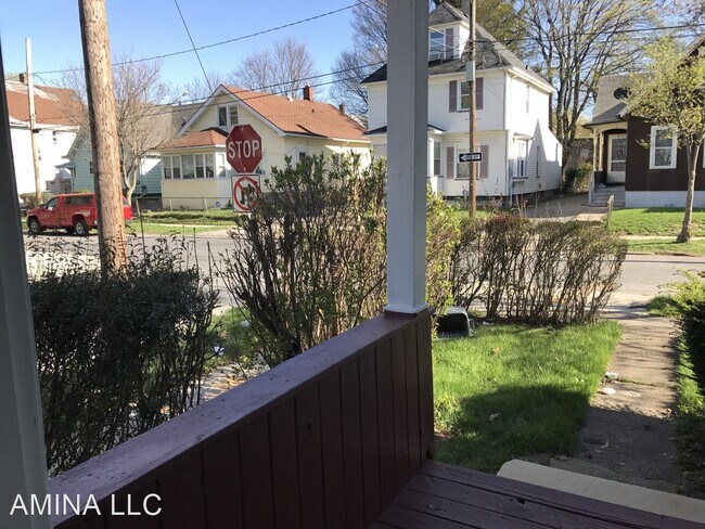 Building Photo - 4 br, 1 bath House - 32 Van Stallen St