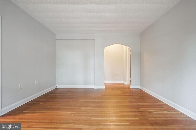 Building Photo - Spacious 1BR/1BA in Fabulous Cathedral Hei...