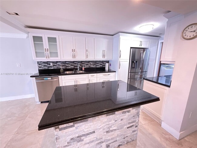 Foto del edificio - 936 W 79th Pl