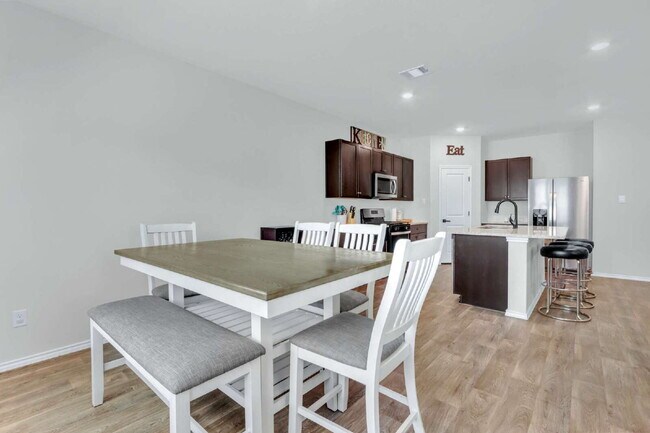 Foto del edificio - "Charming 4-Bedroom Retreat with Spacious ...
