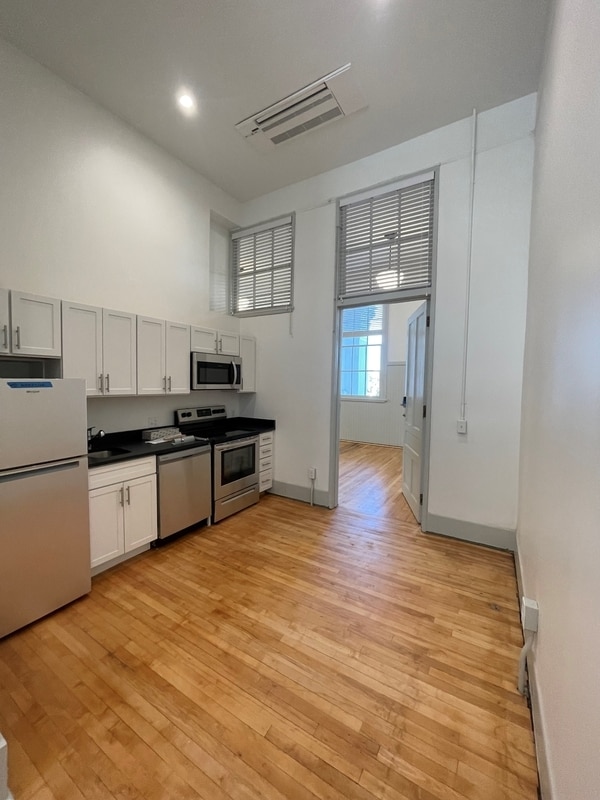 Building Photo - 315 W 38th St