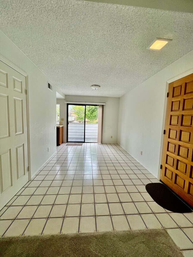 Foto del edificio - HUGE 2BD/2BA CLAIREMONT CONDO W/ 2 CAR GARAGE - ONLY $3,495/MONTH