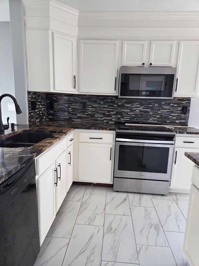 Building Photo - 2 STORY REMODELED HOME FREE RENT ON APPROVED CREDIT