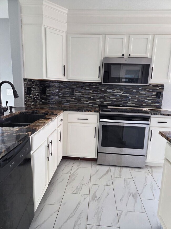 Foto del edificio - 2 STORY REMODELED HOME FREE RENT ON APPROVED CREDIT