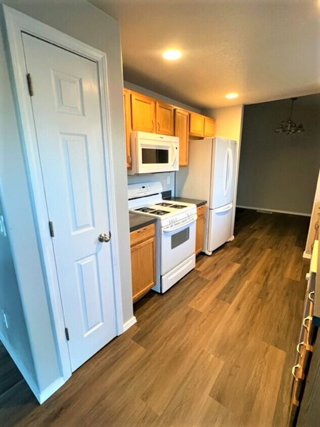 Foto principal - 4 bedroom 2.5 Bath NE Salem OR