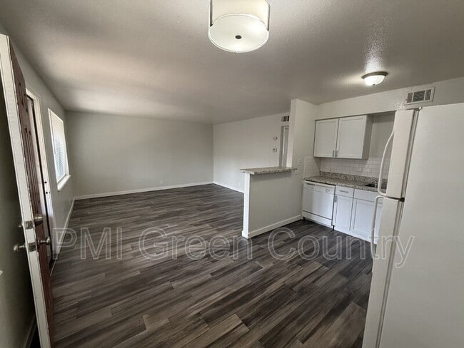 Building Photo - 917 N Yale Ave