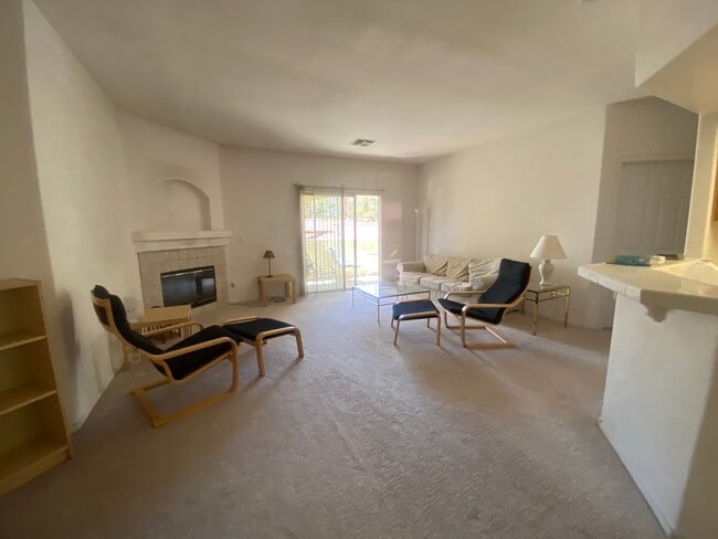 Foto del edificio - 2975 Bluegrass Ln