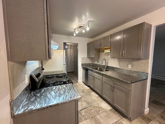 Building Photo - Charming Wildcreek Garden Condo!