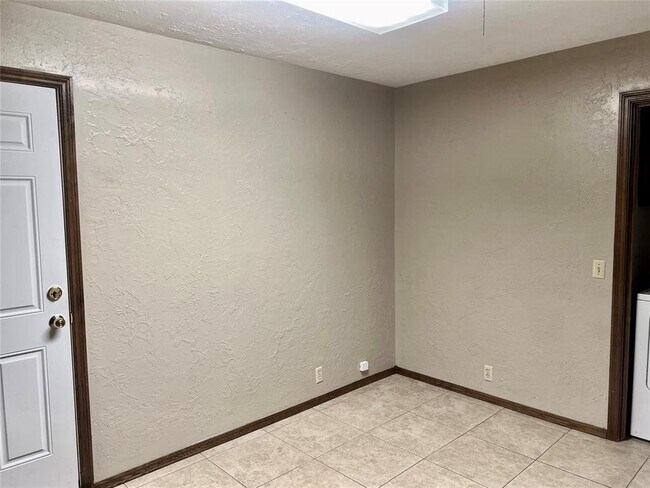 Foto del edificio - 1344 Meadow Ln