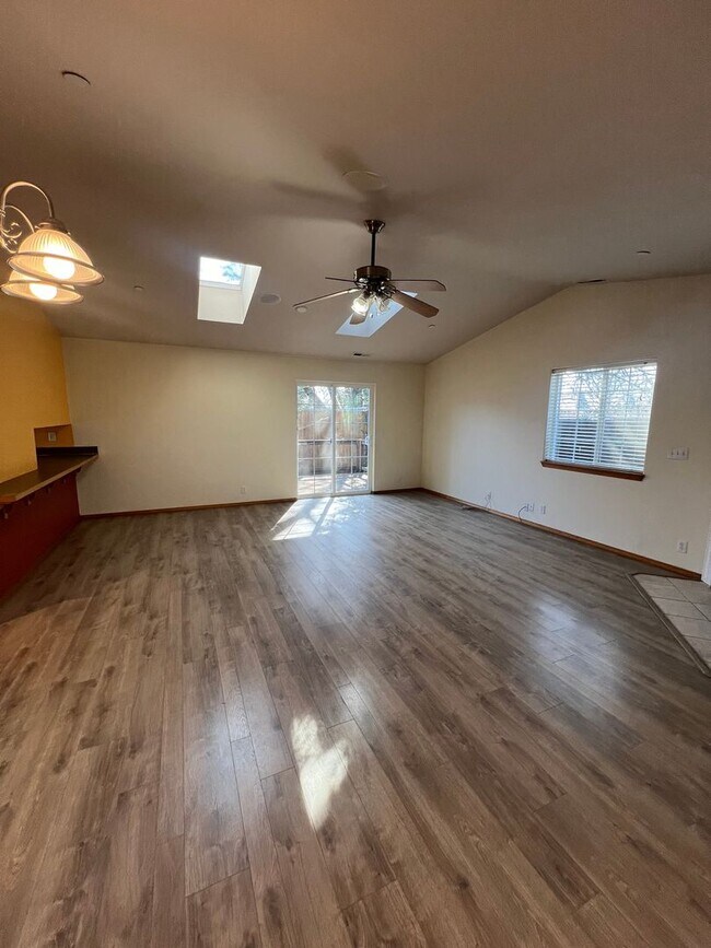 Foto del edificio - 3-Bedroom 2-Bathroom house in North Eugene