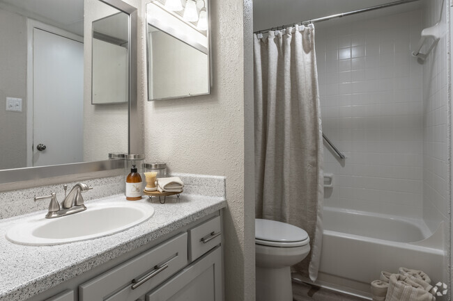 1BR, 1BA - 640SF - Bathroom - Vanderbilt Lodge